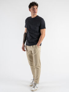BERNA Pantalone chino cropped morbido con pinces 246384 Sabbia (3)