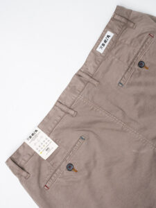 BERNA Pantalone chinos in cotone 246225 Tortora (1)