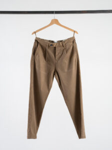 BERNA Pantalone cropped morbido con pinces 246097 Cammello (1)
