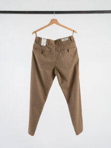 BERNA Pantalone cropped morbido con pinces 246097 Cammello (2)