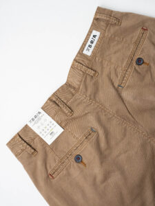 BERNA Pantalone cropped morbido con pinces 246097 Cammello (4)