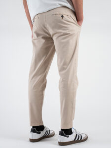 BERNA Pantalone cropped morbido con pinces 246097 Gesso (5)