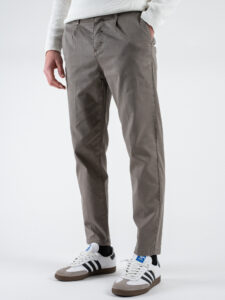 BERNA Pantalone cropped morbido con pinces 246097 Tortora (4)