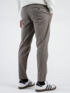 BERNA Pantalone cropped morbido con pinces 246097 Tortora (7)