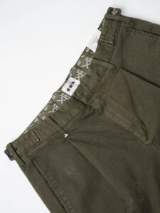 BERNA Pantalone cropped operato con pinces 246096 Avocado (1)