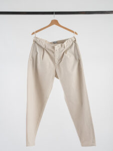 BERNA Pantalone cropped operato con pinces 246096 Panna (1)