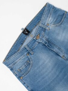 V2 Jeans azzurro slim con patch fiorata sulla tasca posteriore NEW YORK Blu Denim (1)