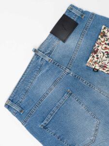 V2 Jeans azzurro slim con patch fiorata sulla tasca posteriore NEW YORK Blu Denim (2)