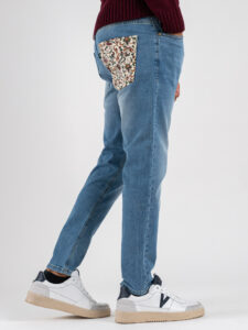 V2 Jeans azzurro slim con patch fiorata sulla tasca posteriore NEW YORK Blu Denim (8)