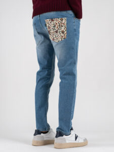 V2 Jeans azzurro slim con patch fiorata sulla tasca posteriore NEW YORK Blu Denim (9)