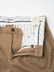 BERNA Pantalone chino cropped morbido con pinces 246384 Coloniale (1)