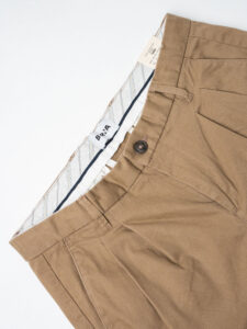 BERNA Pantalone chino cropped morbido con pinces 246384 Coloniale (2)