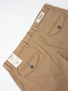 BERNA Pantalone chino cropped morbido con pinces 246384 Coloniale (3)