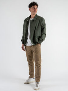 BERNA Pantalone chino cropped morbido con pinces 246384 Coloniale (4)