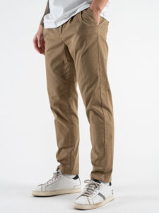 BERNA Pantalone chino cropped morbido con pinces 246384 Coloniale (5)
