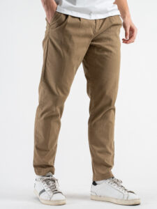 BERNA Pantalone chino cropped morbido con pinces 246384 Coloniale (6)
