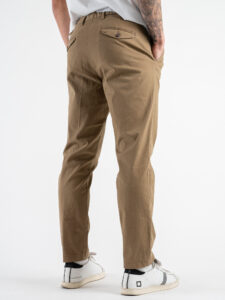 BERNA Pantalone chino cropped morbido con pinces 246384 Coloniale (8)