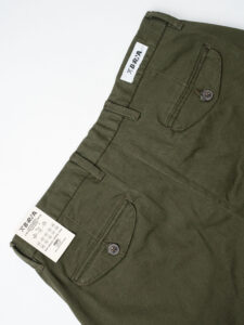 BERNA Pantalone chino cropped morbido con pinces 246384 Sottobosco (1)