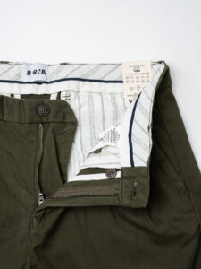 BERNA Pantalone chino cropped morbido con pinces 246384 Sottobosco (7)