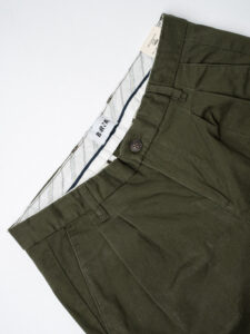 BERNA Pantalone chino cropped morbido con pinces 246384 Sottobosco (8)