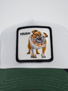 GOORIN BROS Cappellino bianco con visiera verde e patch in pelle bianca stampa bulldog TOUGH (1)