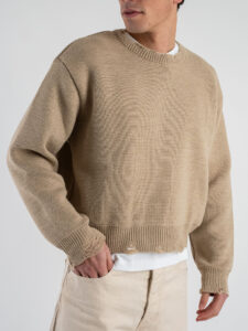 Maglione girocollo morbido cropped con strappi sul fondo e manica Beige 2CROP (1)