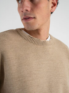 Maglione girocollo morbido cropped con strappi sul fondo e manica Beige 2CROP (2)