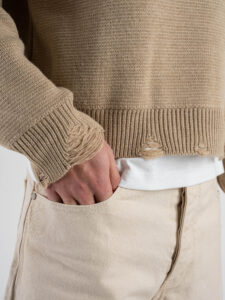 Maglione girocollo morbido cropped con strappi sul fondo e manica Beige 2CROP (3)