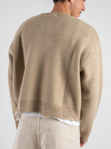 Maglione girocollo morbido cropped con strappi sul fondo e manica Beige 2CROP (5)
