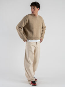 Maglione girocollo morbido cropped con strappi sul fondo e manica Beige 2CROP (6)