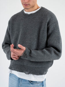 Maglione girocollo morbido cropped con strappi sul fondo e manica Grigio 2CROP (3)