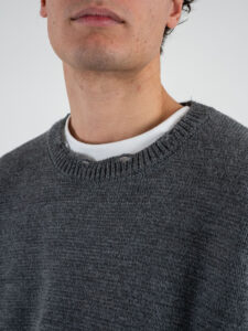 Maglione girocollo morbido cropped con strappi sul fondo e manica Grigio 2CROP (4)