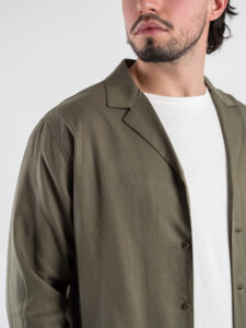 BERNA Camicia in Tencel con collo bowling 251090 Militare (4)