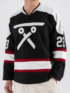 BERNA Felpa Hokey in cotone con scollo a V e stampa fronte retro 251236 Nera (1)