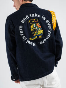 BERNA Giacchetta in jeans con stampa sul retro e logo frontale 251248 Blu Denim (4)
