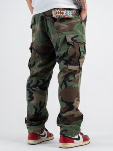 BL11 Pantalone camouflage cargo con tasconi laterali e toppe 47BL (1)