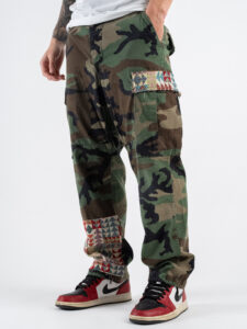 BL11 Pantalone camouflage cargo con tasconi laterali e toppe 47BL (2)
