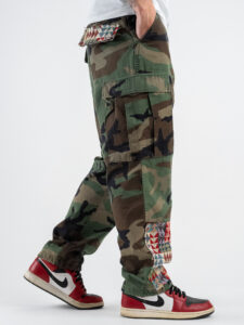 BL11 Pantalone camouflage cargo con tasconi laterali e toppe 47BL (4)