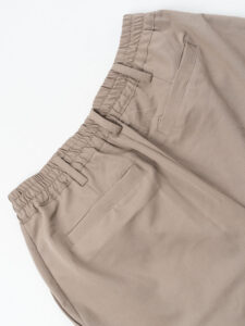 ESTASI Pantalone leggero gamba larga con elastico in vita YAMAL Fango (1)