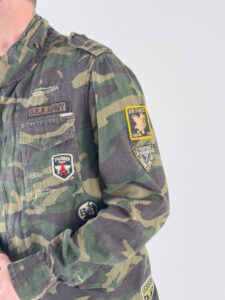GIANNI LUPO Giacchetta sahariana collo coreana mimetica leggera con rotture e patch GL350R Military (1)