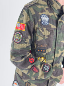 GIANNI LUPO Giacchetta sahariana collo coreana mimetica leggera con rotture e patch GL350R Military (6)