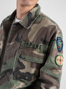 IMPURE Giacchetta sahariana leggere con patch in fantasia mimetica DENNISO8 Militare (5)