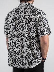 OVER-D Camicia a mezza manica in fantasia fiori con collo bowling OE1S2S5C44 Nera (1)