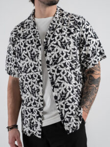 OVER-D Camicia a mezza manica in fantasia fiori con collo bowling OE1S2S5C44 Nera (3)