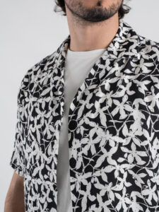 OVER-D Camicia a mezza manica in fantasia fiori con collo bowling OE1S2S5C44 Nera (4)