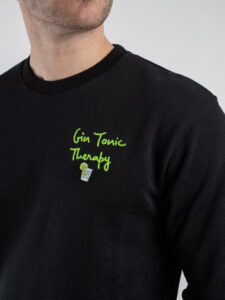 SUPERCULTURE Felpa girocollo con ricamo catenella GIN TONIC THERAPY+ spilletta GIN A1107 Nera (1)