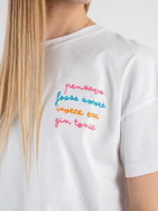 SUPERCULTURE T-shirt da donna in cotone con ricamo PENSAVO FOSSE AMORE… AW1153 Bianca (2)