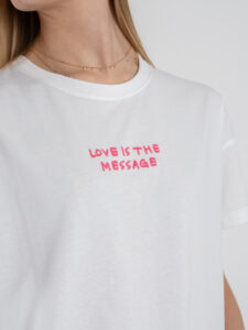 SUPERCULTURE T-shirt da donna in cotone con stampa e ricamo LOVE IS THE MESSAGE boxy fit Bianca (2)