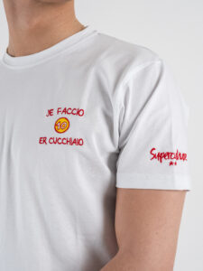 SUPERCULTURE T-shirt in cotone con stampa e ricamo JE FACCIO 10 ER CUCCHIAIO Bianca (3)