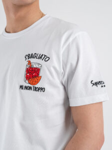 SUPERCULTURE T-shirt in cotone con stampa e ricamo SBAGLIATO MA NON TROPPO Bianca (3)